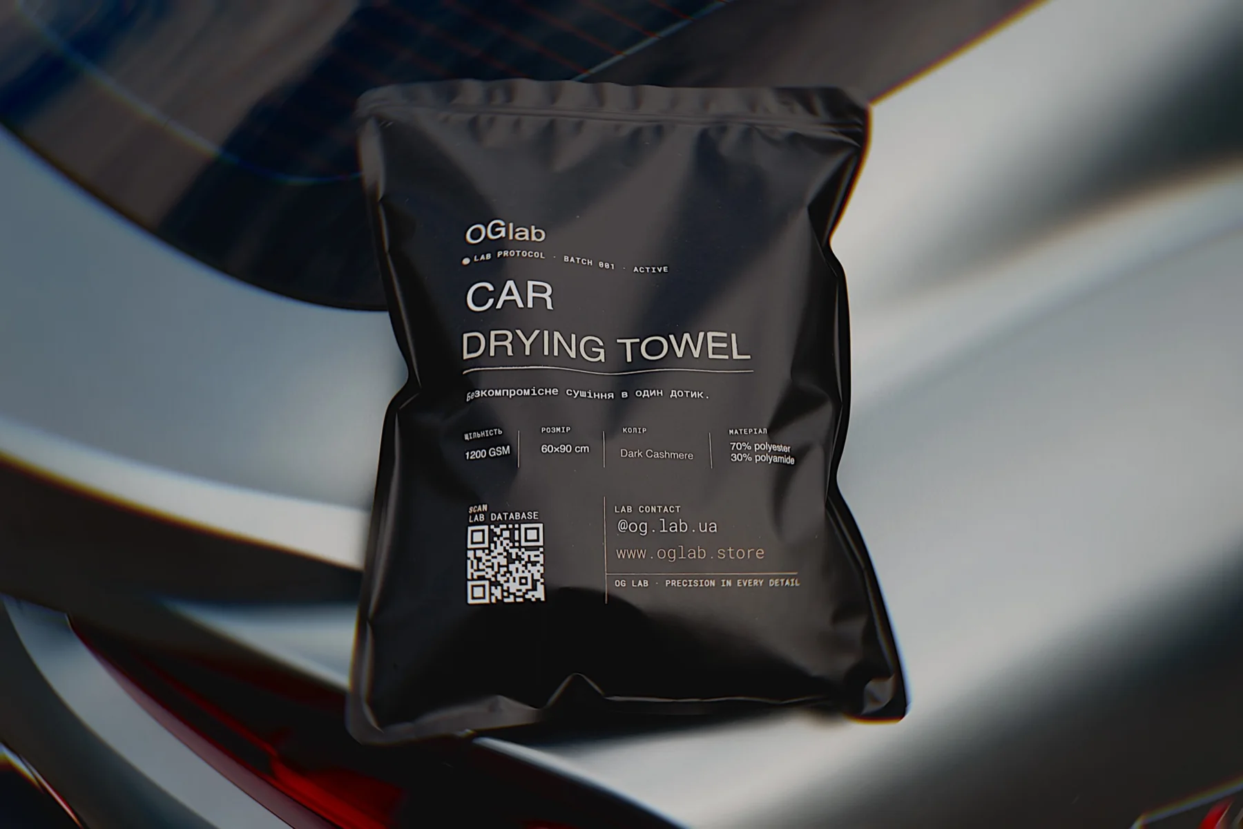 Opakowanie OGlab Car Drying Towel na karoserii auta